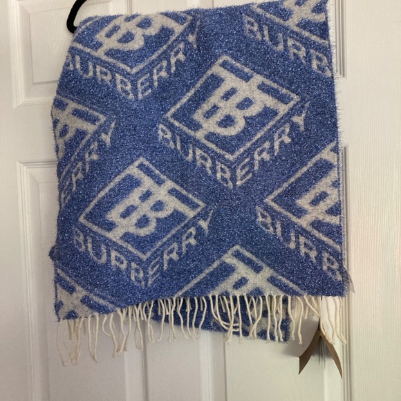 Authentic Burberry glitter scarf - Picture 3 of 7